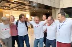 Обійнялися й заспівали повстанську пісню: частина депутатів вийшла з партії «Голос» (відео)