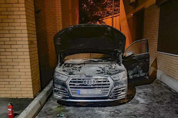 На Печерську двоє одеситів підпалили Audi столичного підприємця (фото, відео)