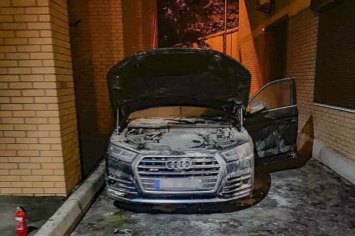 На Печерську двоє одеситів підпалили Audi столичного підприємця (фото