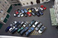 Столичні чиновники запевнили, що жодних платних парковок у дворах не облаштовують