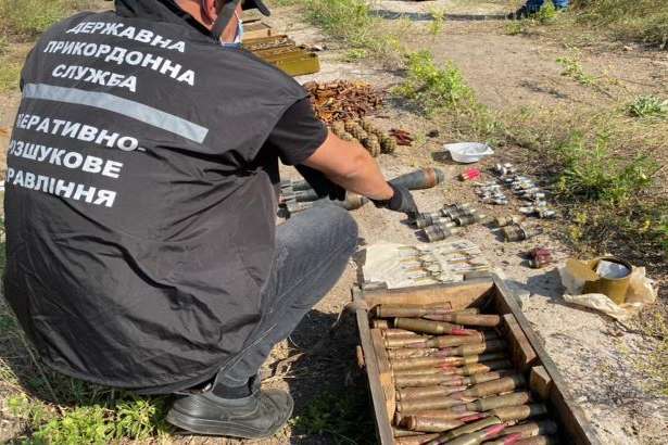 На Донбасі знайшли схрон боєприпасів (фото)