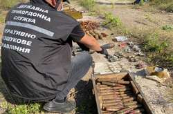На Донбасі знайшли схрон боєприпасів (фото)