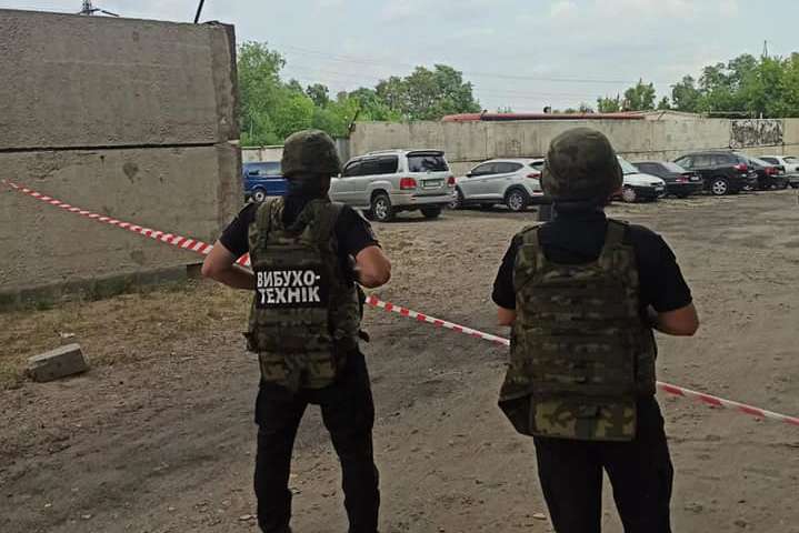 На Луганщині під авто працівника СБУ знайшли, ймовірно, бомбу