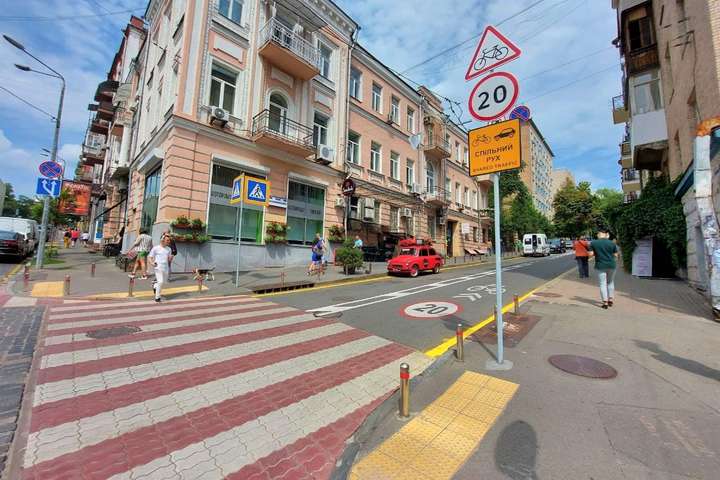 Ще на одній вулиці Києва запроваджено спільний рух для транспорту та велосипедів
