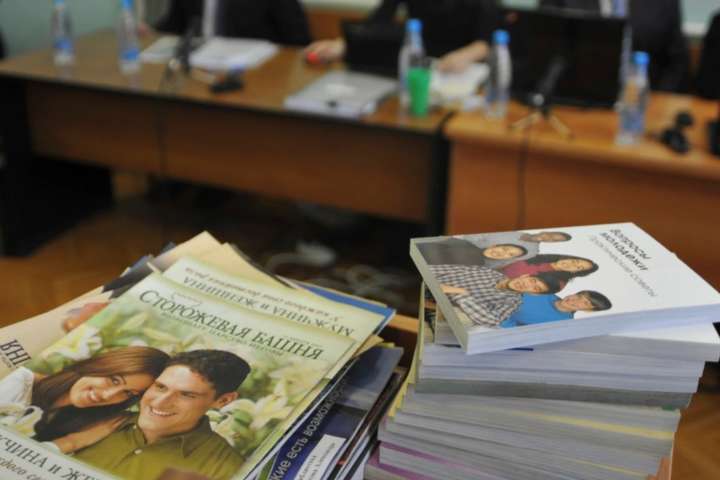 У Росії трьох «свідків Єгови» засудили до шести років ув’язнення