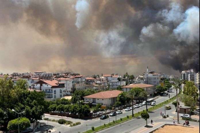 Пожежі у Туреччині: МЗС готується повертати громадян України