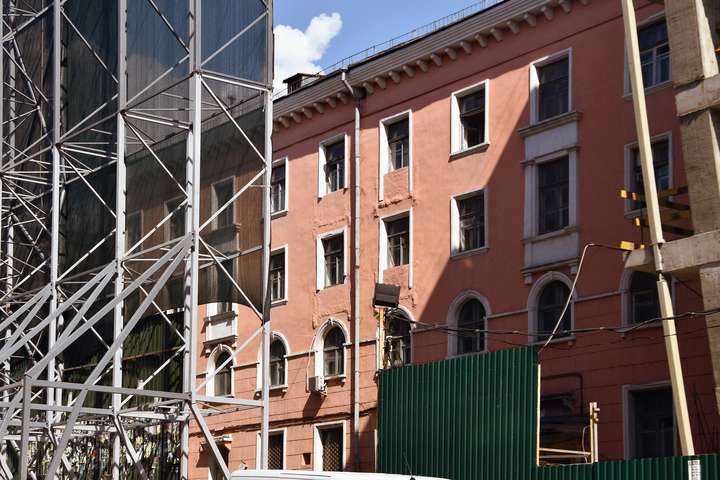 Біля стін будівлі зводять гігантський паркан - Забудовник збирається зносити найстарішу будівлю на Либідській площі (фото)