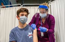Головний санлікар України анонсував Covid-вакцинацію підлітків