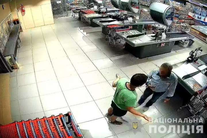 У столичному супермаркеті молодик побив охоронця (фото, відео)