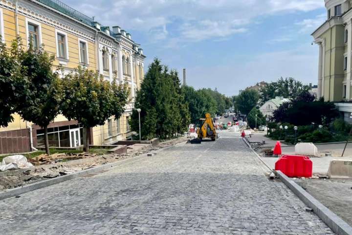 На одній із найстаріших вулиць Києва кладуть бруківку замість асфальту (фото)