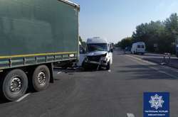 Під Києвом зіткнулися фура й пасажирський автобус, є постраждалі (фото)