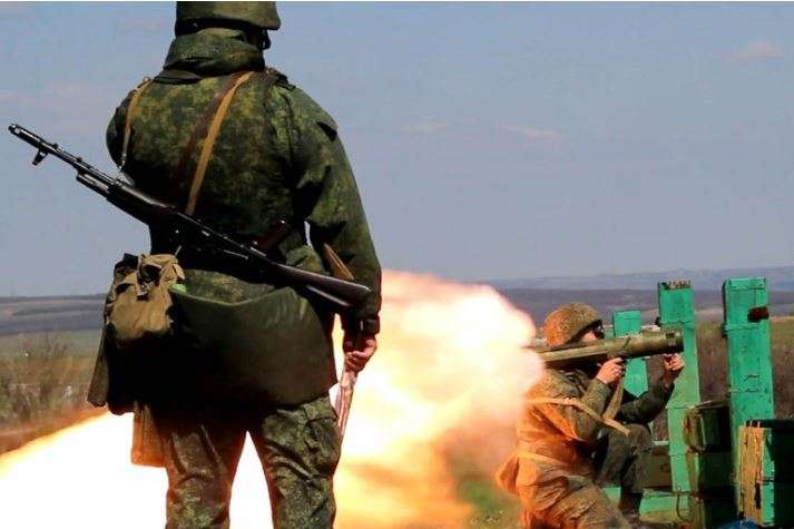 Розвідка повідомила, що російських бойовиків оснащують новими партіями озброєння