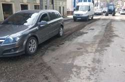 На Буковині після зливи дороги перетворилися на решето (фото)