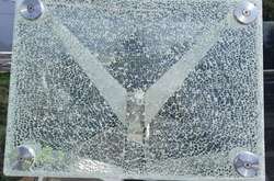  На пішохідно-велосипедному мосту вандал пошкодив інформаційно-макетне скло 
  
   