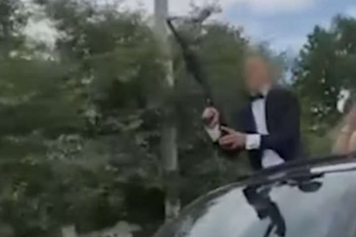На Буковині наречений влаштував стрілянину на власному весіллі (відео)