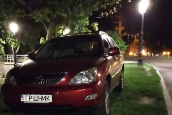 У Маріїнському парку столиці помітили «феєричного героя паркування»
