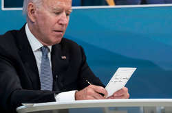 Джо Байден с полученной запиской