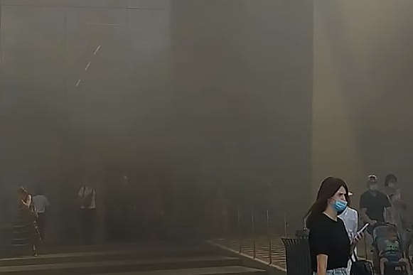 На столичних Позняках сталася масштабна пожежа (відео)