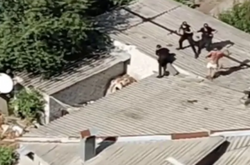 В Харькове мужчина устроил драку с полицейскими на крыше дома (видео)
