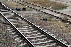 У Києві чоловіку переїхало ноги електричкою