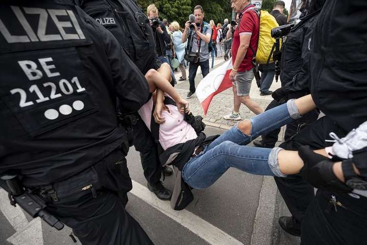У Берліні відбулися зіткнення ковід-дисидентів із поліцією, сотні затриманих
