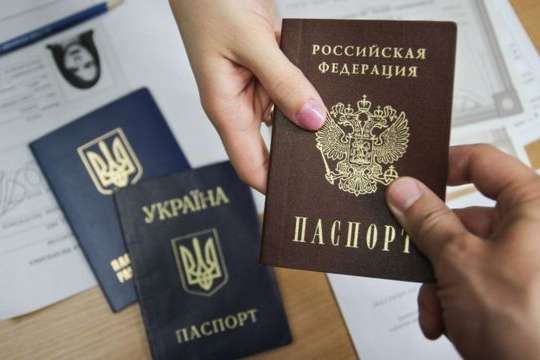 Путін старається підняти свій рейтинг - Чому Путін так щедро роздає російські паспорти в ОРДЛО: думка російського політолога