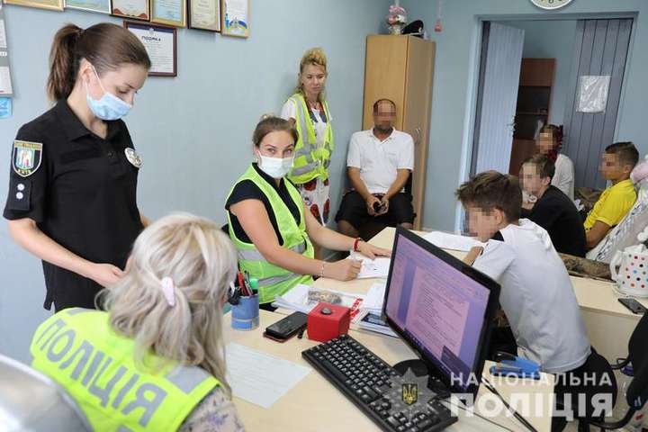 Розпилювали газ і кидали каміння. Банда підлітків у Києві  тероризувала перехожих