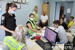 Підлітки з батьками знаходяться в територіальному управлінні поліції, де правоохоронці проводять з ними слідчі дії