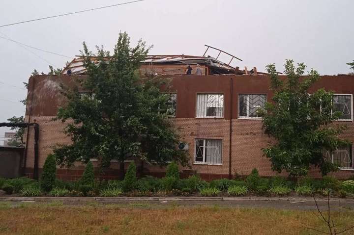 На Миколаївщині негода знесла дах будівлі суду (відео)