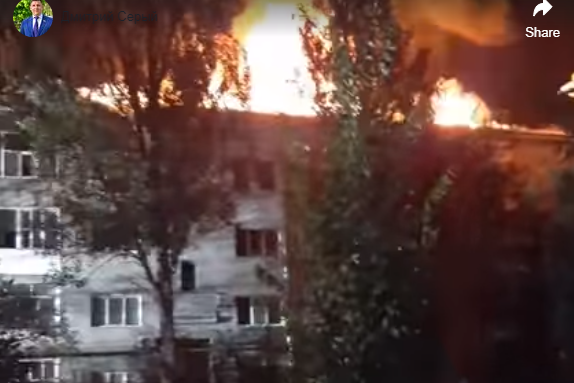 У Запоріжжі горить багатоквартирний будинок (відео)