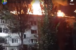 У Запоріжжі горить багатоквартирний будинок (відео)