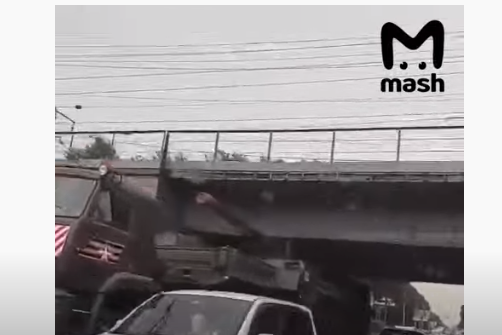 Не розрахували розміри. У Росії гармата під час транспортування застрягла під мостом (відео)