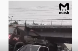 Не розрахували розміри. У Росії гармата під час транспортування застрягла під мостом (відео)