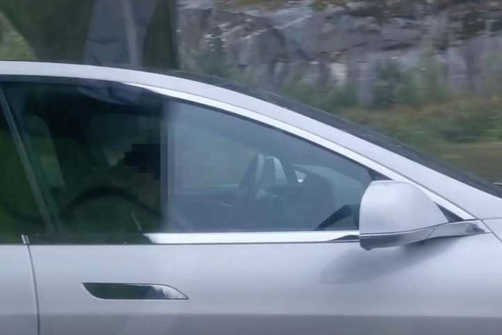 П’яний водій заснув за кермом Tesla та їхав на автопілоті (відео)