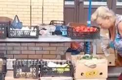 У Запоріжжі продавчиня плювала на овочі, «щоб освіжити» (відео)