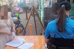 Продавчиня облила вуличних музикантів водою, щоб зайняти їхнє місце