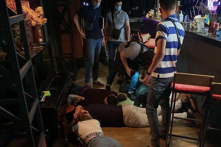 Банда на чолі з росіянином пограбувала майже 150 іноземців у київських клубах