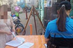 Продавщица облила уличных музыкантов водой, чтобы занять их место