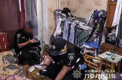 У квартирі правоохоронці виявили тіло 55-річної жінки з численними синцями та забоями