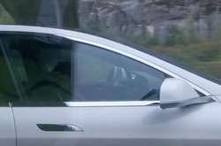 Пьяный водитель заснул за рулем Tesla и ехал на автопилоте (видео)