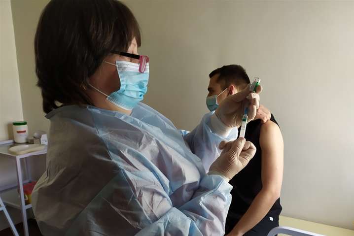Covid-вакцинація в Україні: майже 3,7 млн осіб отримали першу дозу