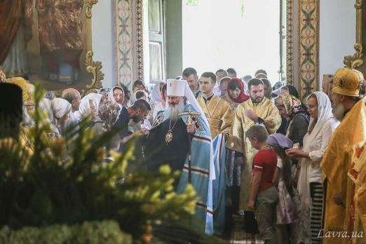 Ни одного человека в маске. Скандальный митрополит Павел собрал людей на молебен против «губительного поветрия» (фото)