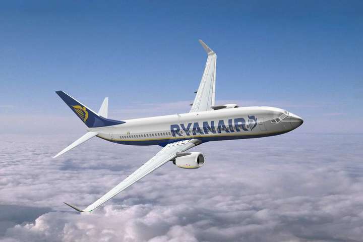 Пілот Ryanair помахав пасажирам середнім пальцем і залишив їх в аеропорту
