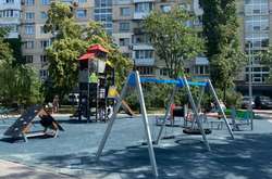 Зручні, безпечні та цікаві. На Русанівці встановлюють нові дитячі майданчики (фото)