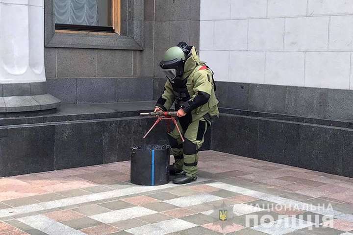 Правоохоронці знешкодили «бомбу» біля Верховної Ради (фото)