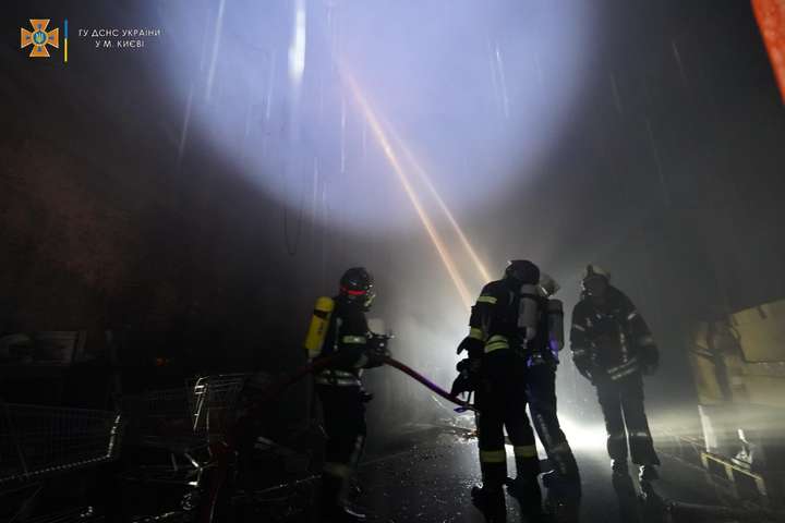 Масштабна пожежа в Києві: горіли склади з рекламною продукцією (фото, відео)