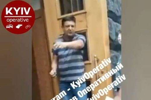 В Кабмине неизвестный мужчина угрожает взорвать гранату (видео 18+)