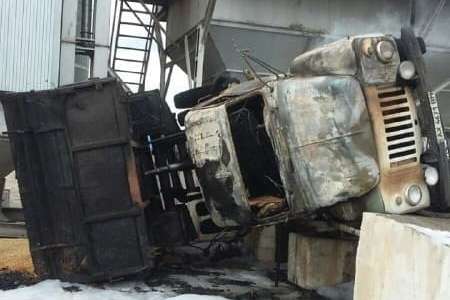 Біля Харкова згоріла вантажівка з зерном, водій загинув (фото)