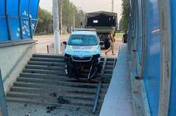 Поліцейська машина опинилася у підземному пішохідному переході