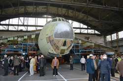 Працівники Миколаївського авіаремонтного заводу наголошують, що за керування Лікаренка він «пережив часи розрухи та пограбування»